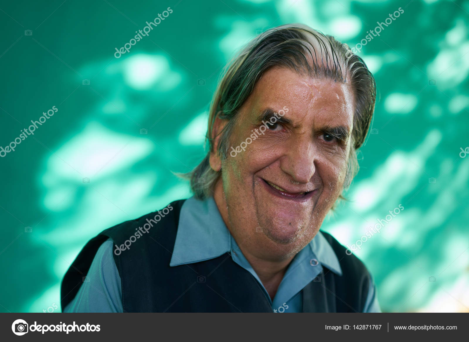 Real People Portrait Homme âgé drôle riant à la caméra image libre