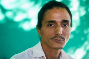 Depresif genç Latin bey üzgün endişeli yüz ifadesi ile