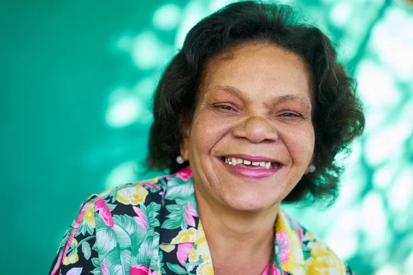 Retrato de personas reales Divertido Senior Mujer Hispana Sonriendo — Foto de Stock