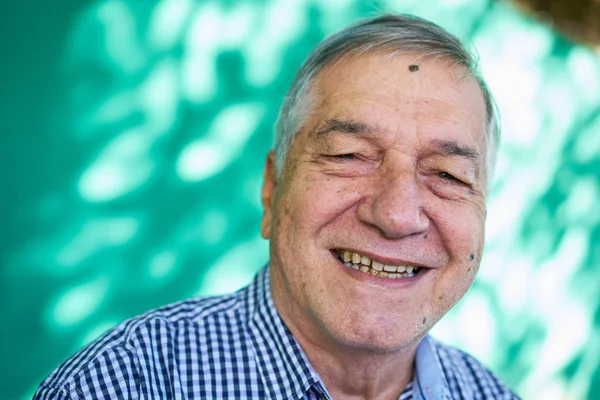 Blanco retrato de personas feliz hombre mayor sonriendo en la cámara —  Fotos de Stock