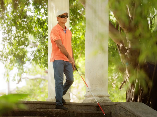 Hombre ciego caminando y pasos descendentes en el parque de la ciudad — Foto de Stock