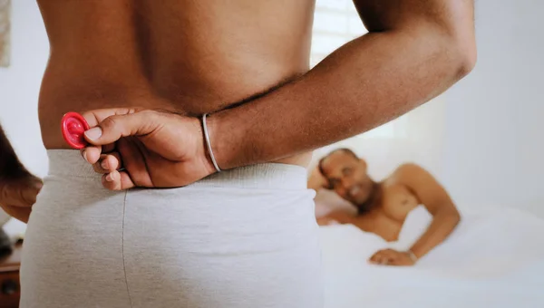 Gay mensen met behulp van condoom voor Veilige Sex In Home Bed — Stockfoto