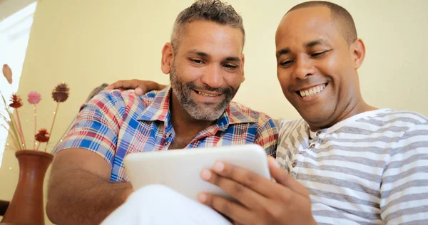 Feliz gay casal homossexual pessoas homens usando computador — Fotografia de Stock