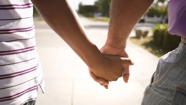Чоловіки тримають руки гей пара ходьба на вулиці — стокове фото