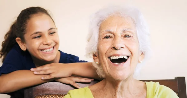 Boldog régi vezető nő nagymama és mosolygós kislány — Stock Fotó