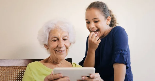 Старша жінка і онук з планшетним комп'ютером для Інтернету — стокове фото