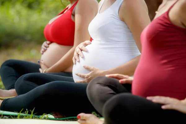 Těhotných žen v prenatální třídě dotýká břicho — Stock fotografie