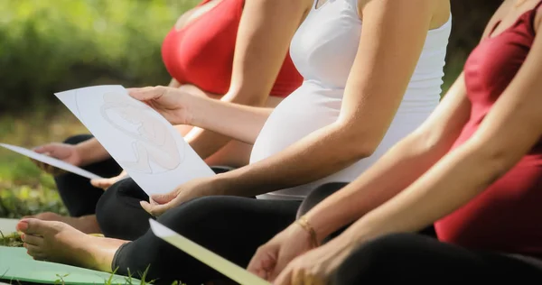 Mulheres grávidas na classe pré-natal com imagens do bebê — Fotografia de Stock