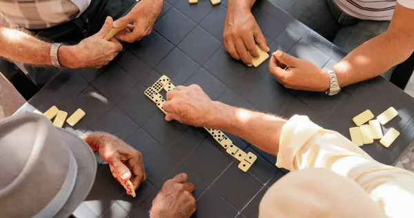 Anziani anziani vecchi che giocano a domino per divertimento — Foto Stock