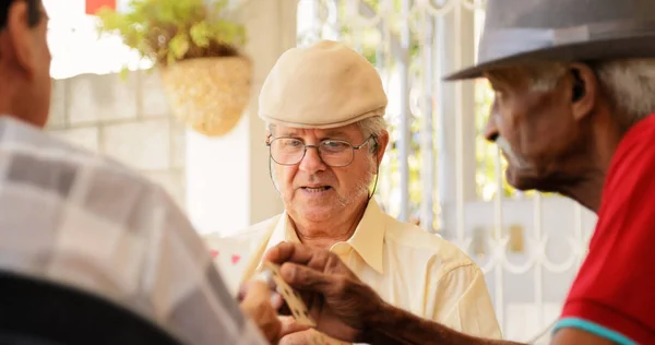 Grupo de Hombres Mayores Juego de cartas — Foto de Stock