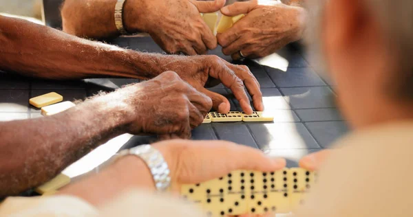 Voormalig oude mannen spelen van dominospel met vrienden — Stockfoto