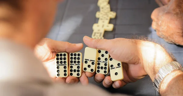 Pensionato anziano uomo giocare domino gioco con gli amici — Foto Stock