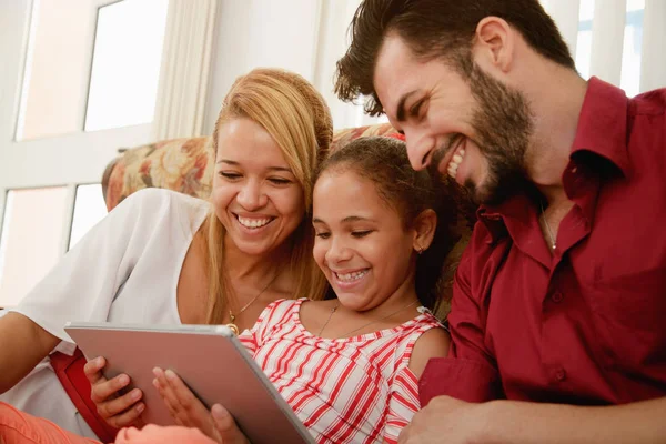 幸福的家庭，笑看着视频上的平板电脑 — 图库照片
