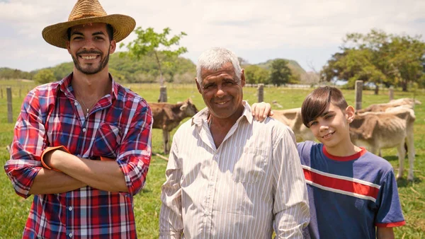 Portret rodziny trzech pokoleń rolników w gospodarstwie — Zdjęcie stockowe