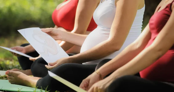 Zwangere vrouwen In prenatale klasse met beelden van de Baby — Stockfoto