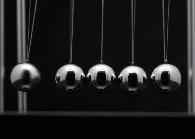 Metal topları sallanan ile Newton beşik closeup