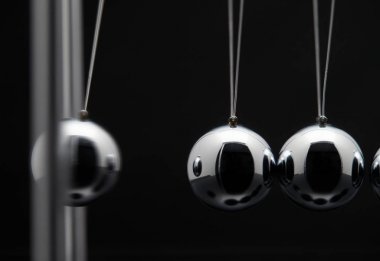 Metal küre sallanan ile Newton topları closeup