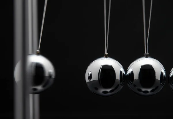 金属球をスイングとニュートンのボールのクローズ アップ — ストック写真
