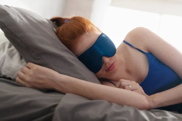 Vrouw In Bed slapen met slaap masker op ogen — Stockfoto