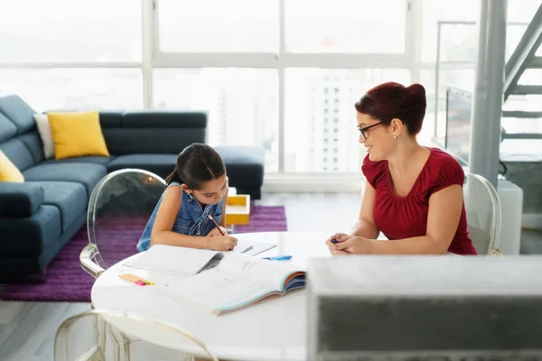 Éducation avec maman Aider la fille Faire des devoirs scolaires à la maison — Photo