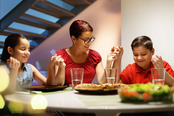 Cena en casa con familia feliz rezando antes de comer —  Fotos de Stock