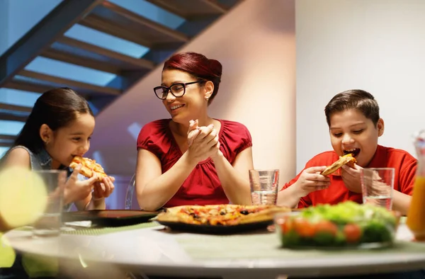 수 제 피자를 먹는 행복 한 가족 홈 저녁 식사 — 스톡 사진