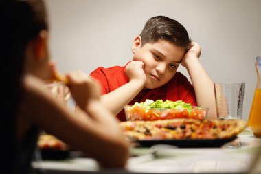 Yerine oğlu kilolu Pizza salata veren anne