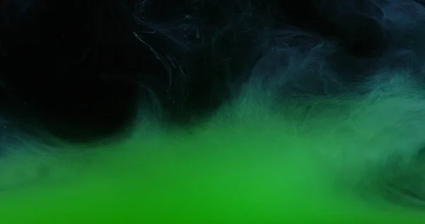 Cores de tinta verde na água criando formas de arte líquida — Fotografia de Stock