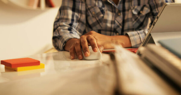 Старшая женщина страдает от синдрома запястного канала с помощью компьютерной мыши
