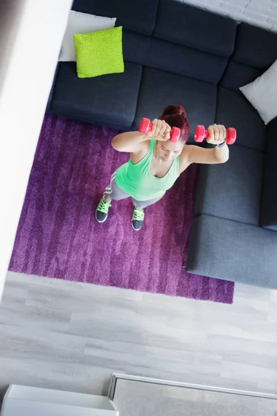 Hobby y el deporte para la mujer de edad avanzada de entrenamiento y ejercicio —  Fotos de Stock