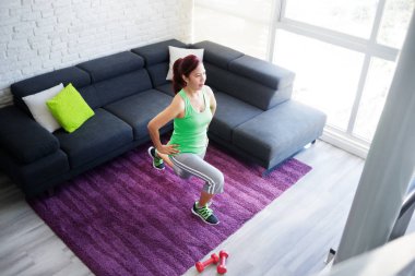 Fitness ve refah ile yaşlı kadın evde pratik eğitim