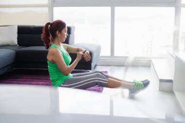 Yaşlı egzersiz ve spor aktivitesi evde yapıyor kadın