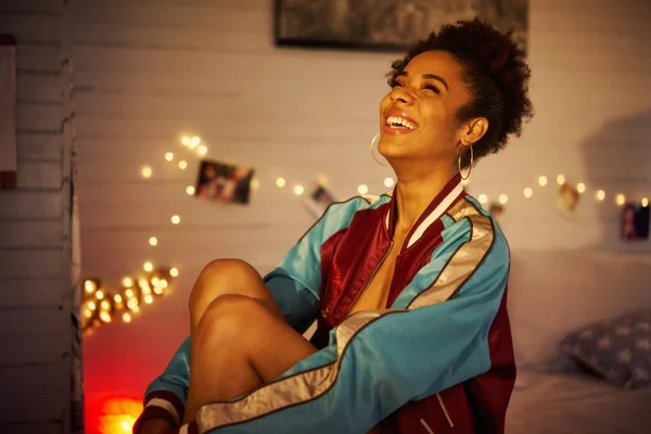 Jovem alegre mulher negra sorrindo à noite — Fotografia de Stock