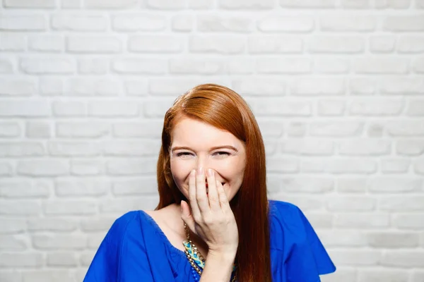 Expressions faciales de jeune rousse femme sur le mur de brique — Photo