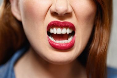 Genç Kızıl saçlı kadının tuğla duvar yüz ifadeleri