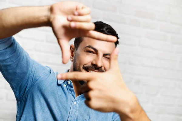 Gesichtsausdruck junger Mann mit Bart auf Ziegelmauer — Stockfoto