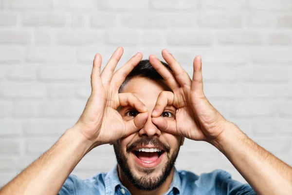 Espressioni facciali di giovane uomo barba sulla parete di mattoni — Foto Stock