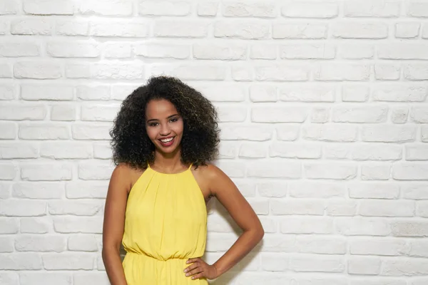 Expresiones faciales de la joven mujer negra en la pared de ladrillo —  Fotos de Stock