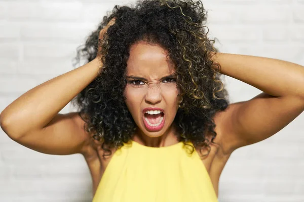 Gesichtsausdrücke junger schwarzer Frau auf Ziegelmauer — Stockfoto