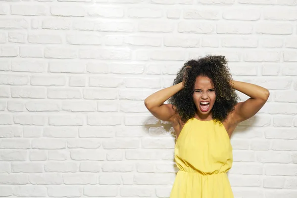 Expressions faciales de jeune femme noire sur le mur de brique — Photo