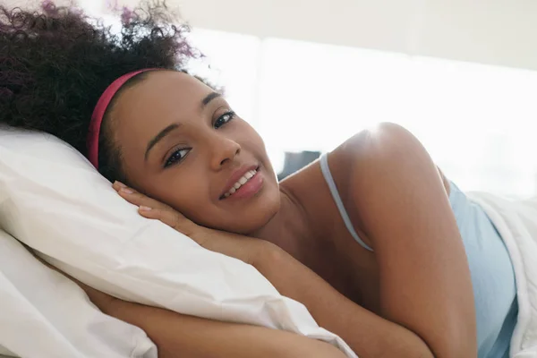 Retrato de hermosa chica negra feliz despertando a cámara lenta — Foto de Stock