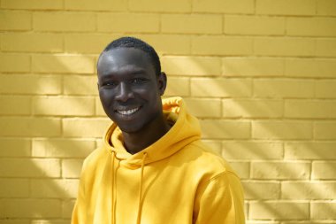 Arkaplanda Sarı Duvarlı Gülümseyen Afrikalı Genç Adam