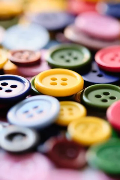 Grupo grande de coloridos botones de costura de plástico en la mesa — Foto de Stock