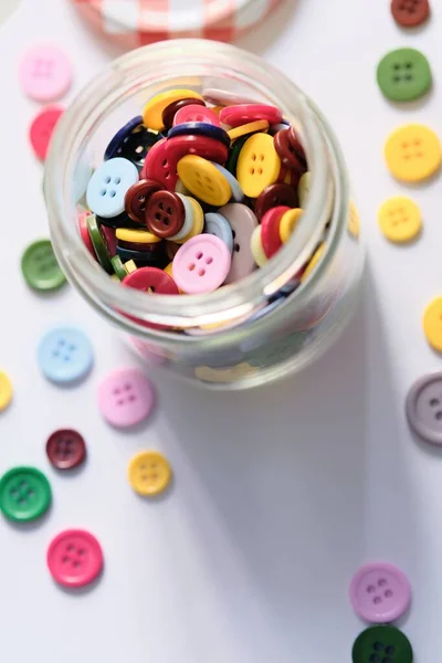Μεγάλη ομάδα πολύχρωμα πλαστικά κουμπιά ράψιμο στο τραπέζι — Φωτογραφία Αρχείου