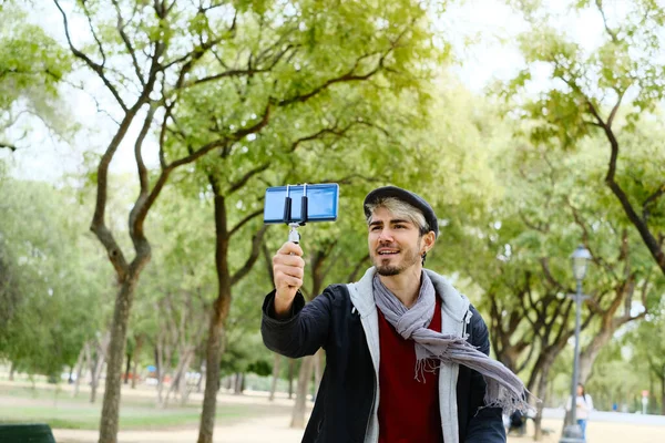 Homem milenar gravando Vlog com telefone celular para mídias sociais — Fotografia de Stock