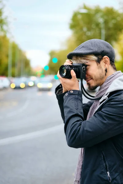 Fotograf hipster robienie zdjęć ulicznych z bezlusterkowym aparatem — Zdjęcie stockowe