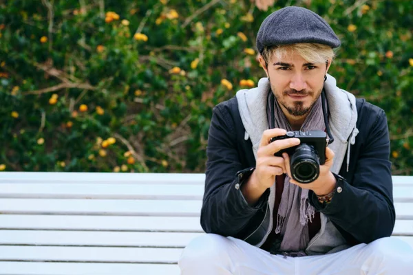 Retrato de Hipster Street Fotógrafo segurando câmera sem espelho — Fotografia de Stock
