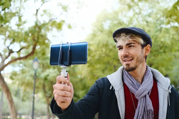 Millennial Man Recording Vlog Mobiltelefon a közösségi média — Stock Fotó