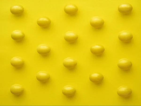 Pattern Of Chicken Eggs In Line Against Yellow Background — Stock Photo, Image