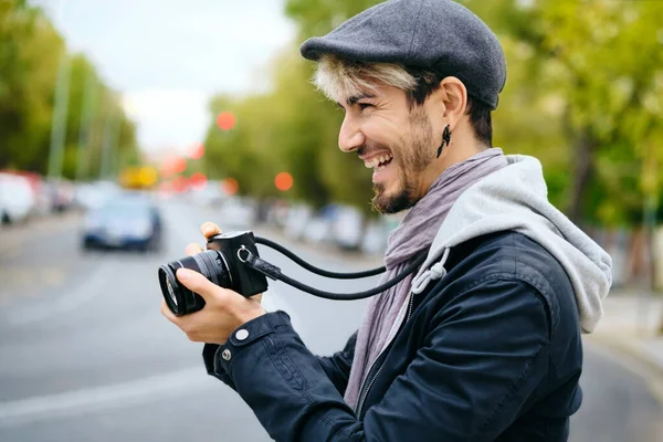 Hipster fotógrafo tomando fotos de la calle con la cámara sin espejo — Foto de Stock